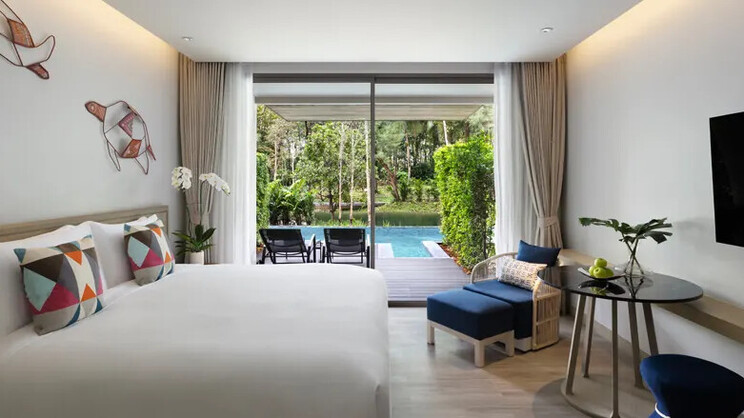 Deluxe Pool Access Room 